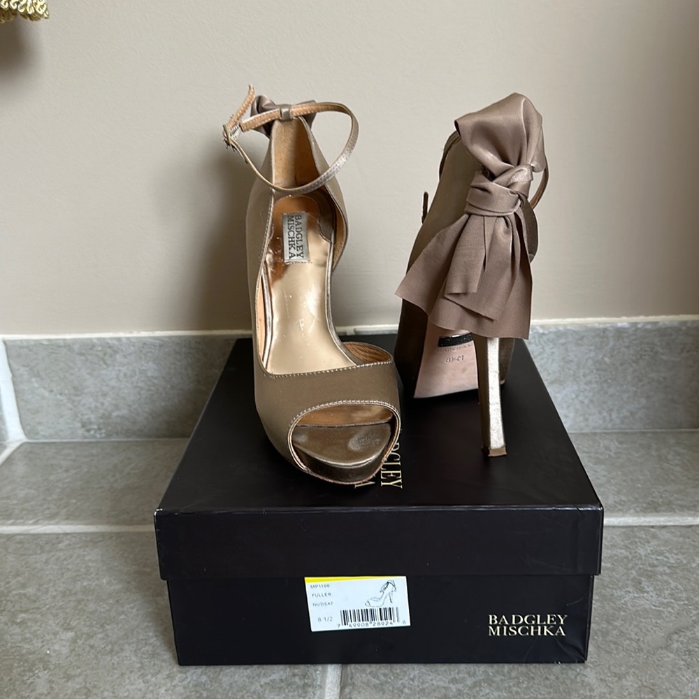 BADGLEY MISHKA Fuller Nude Satin Heel With Bows Size 8.5